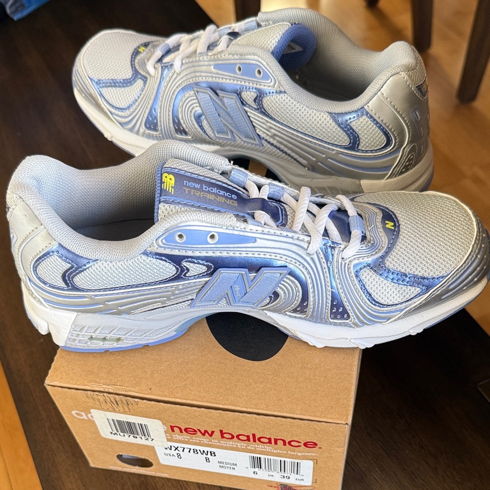 New Balance Women’s Lightweight Trainers - Picture 2 of 6